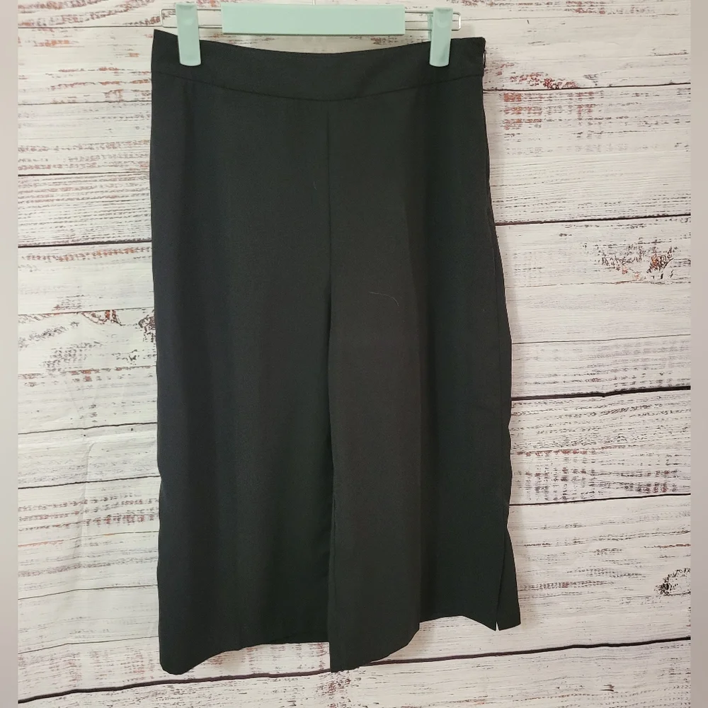 Sapphire Red S6 Wide Leg Black Capris